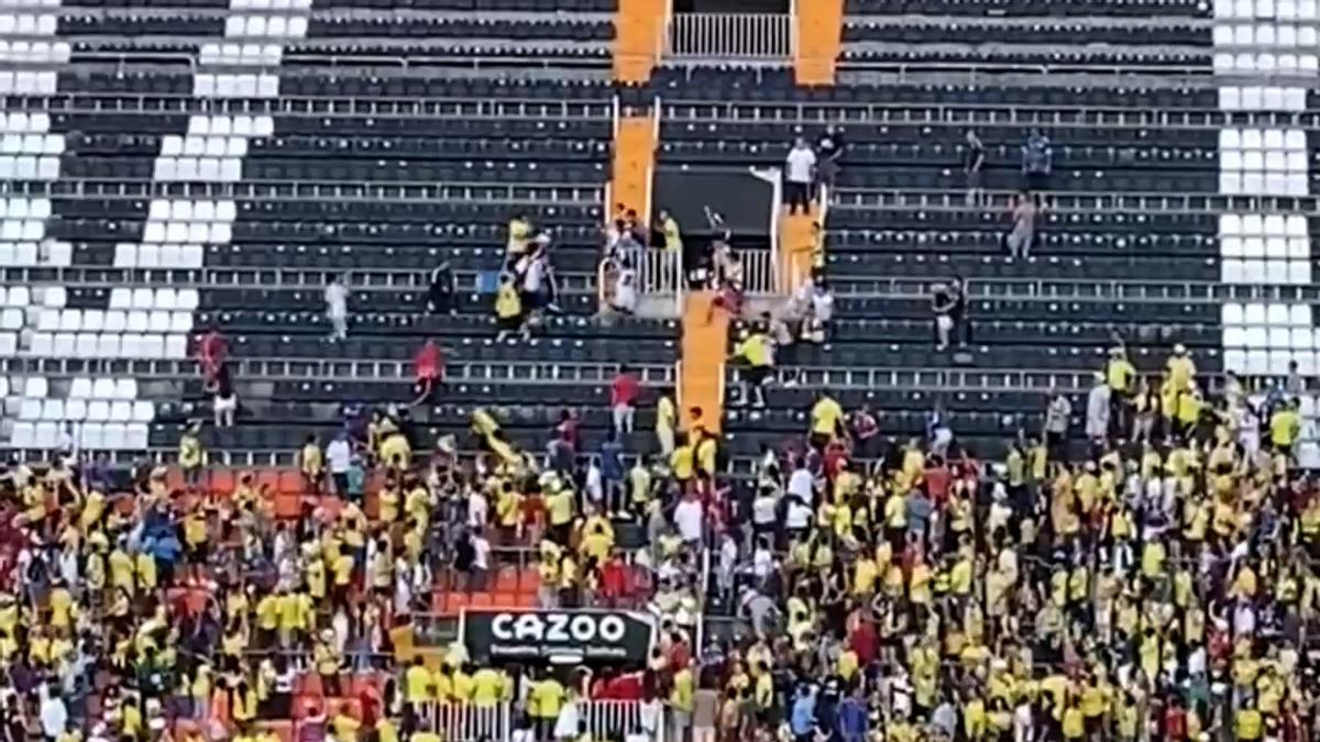 Batalla Campal En Las Gradas De Mestalla En El Colombia Irak