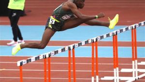 El atleta estadounidense Grant Holloway, durante las semifinales de los 60 metros vallas de la Reunión Internacional de Atletismo Villa de Madrid 2021 El atleta estadounidense Grant Holloway, durante las semifinales de los 60 metros vallas de la Reunión Internacional de Atletismo Villa de Madrid 2021