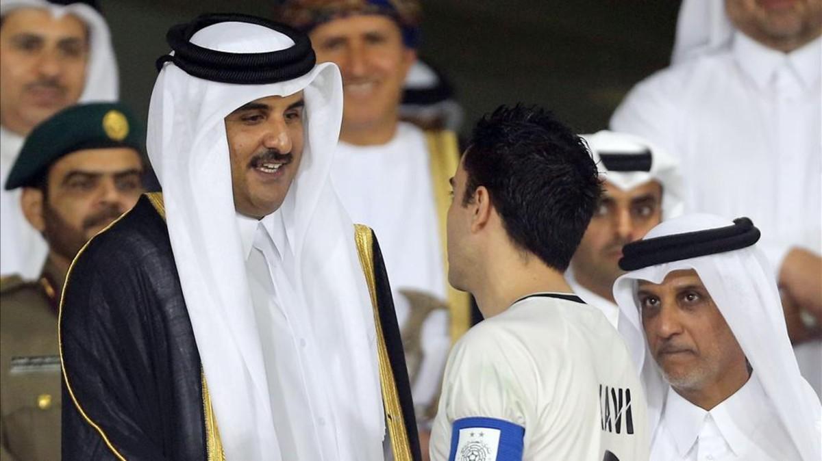 Tamim bin Hamad Al-Thani saluda a Xavi tras la última final de la Qatar Emir Cup
