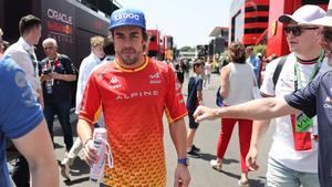 Alonso, en el paddock del Circuit