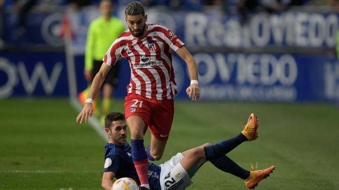 Carrasco sortea a un rival durante el partido ante el Oviedo de Copa del Rey