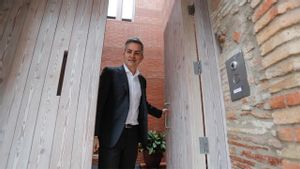Víctor Font recibió a Joan Vehils en la puerta de su casa, ubicada en el mismo centro histórico de la localidad de Granollers. Víctor Font recibió a Joan Vehils en la puerta de su casa, ubicada en el mismo centro histórico de la localidad de Granollers.