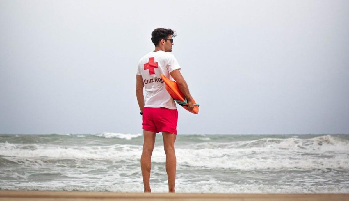 Cruz Roja desplegará a más de 1.000 profesionales en 222 playas españolas este verano, 59 con baño asistido