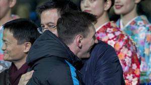 Messi y Bartomeu se abrazan después de la conquista de un título