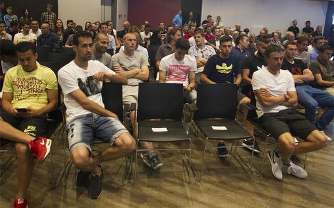 Pedro, Busquets y Luis Enrique (de izquierda a derecha) en los prolegómenos del homenaje a Xavi Hernández Pedro, Busquets y Luis Enrique (de izquierda a derecha) en los prolegómenos del homenaje a Xavi Hernández