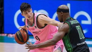Bolmaro, ante la marca de Jackson, del Joventut Bolmaro, ante la marca de Jackson, del Joventut