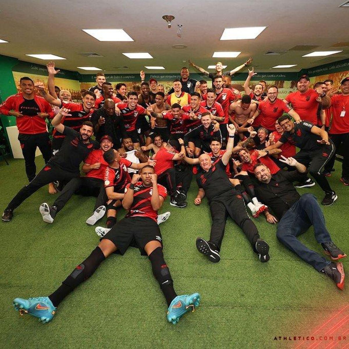 El Paranaense al completo festeja su victoria El Paranaense al completo festeja su victoria