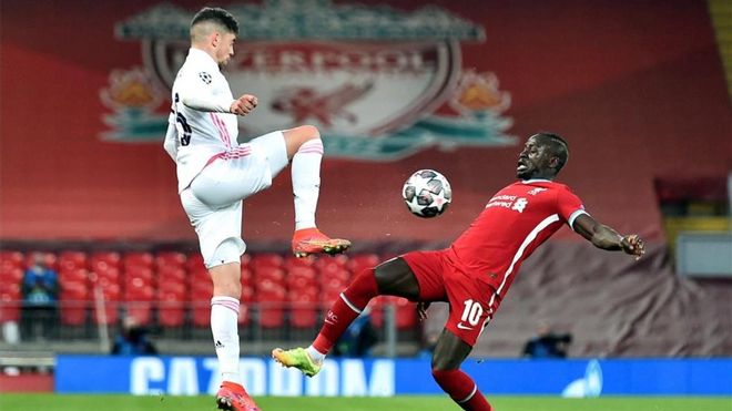 Valverde disputa un baló con Mané en el Liverpool - Real Madrid Valverde disputa un baló con Mané en el Liverpool - Real Madrid