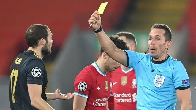 El árbitro alemán Tobias Stieler durante el partido de fútbol del grupo D de la Liga de Campeones de la UEFA entre Liverpool FC y Ajax Amsterdam en Liverpool El árbitro alemán Tobias Stieler durante el partido de fútbol del grupo D de la Liga de Campeones de la UEFA entre Liverpool FC y Ajax Amsterdam en Liverpool