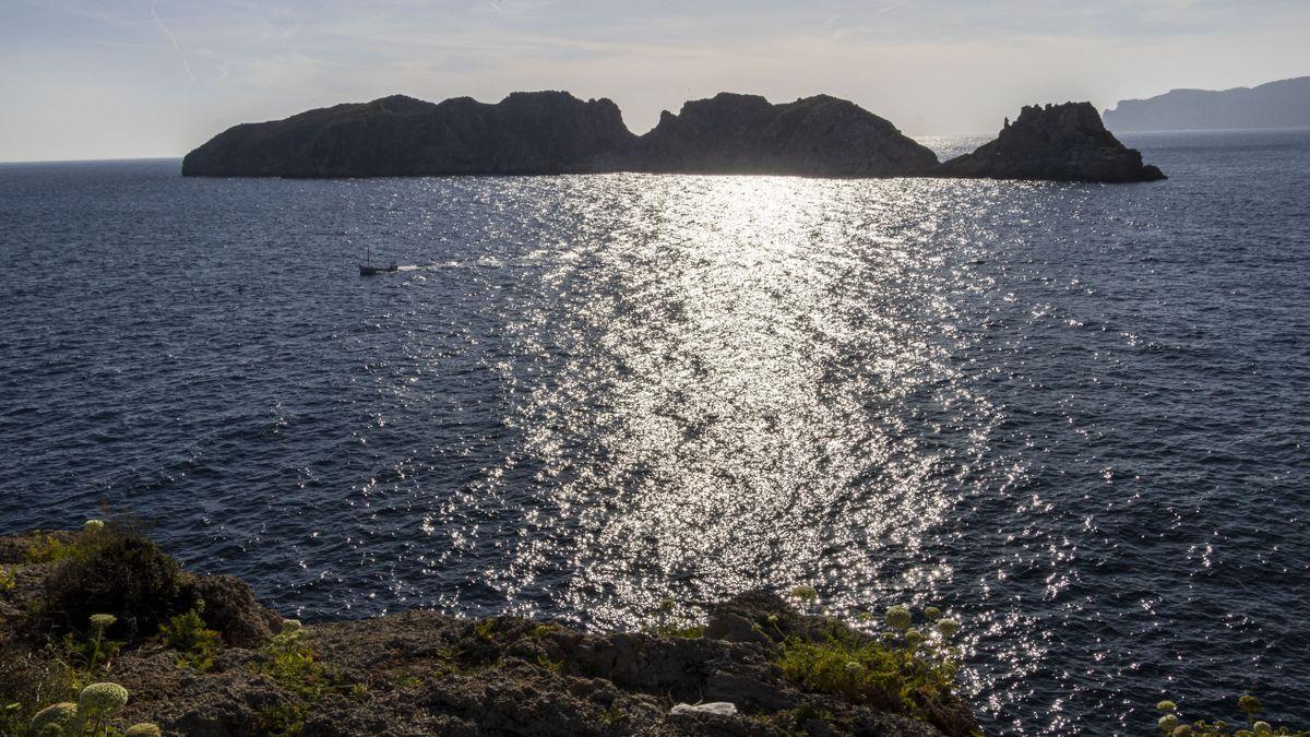 El turista holandés saltó desde un acantilado de las islas Malgrats.  / CATI CLADERA/EFE