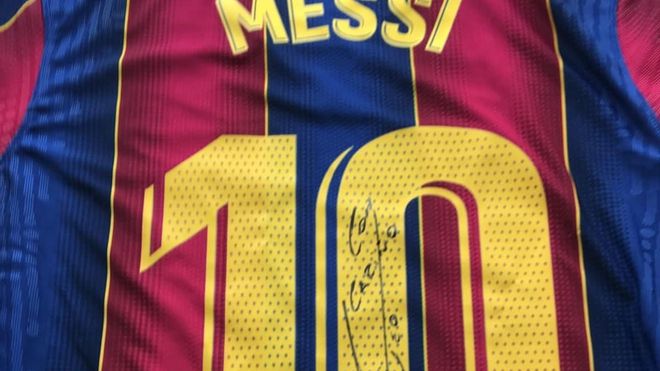 Una de las camisetas que Messi regaló a los directivos de Sinovac Una de las camisetas que Messi regaló a los directivos de Sinovac