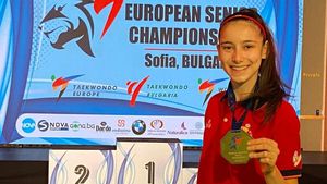Adriana Cerezo, con su medalla de campeona Adriana Cerezo, con su medalla de campeona
