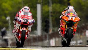 Jake Dixon y Pedro Acostas, este sábado al inicio de la clasificación MotoGP del Gran Premio Monster Energy de Catalunya en el Circuit de Montmeló