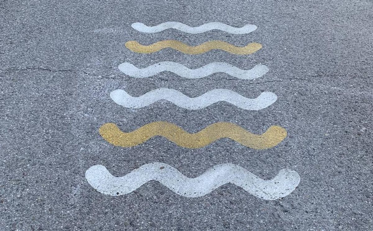 El significado de estas olas pintadas que te puedes encontrar en carretera El significado de estas olas pintadas que te puedes encontrar en carretera