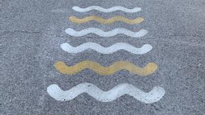 El significado de estas olas pintadas que te puedes encontrar en carretera