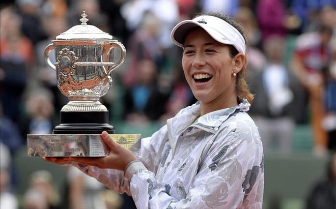 Garbiñe Muguruza posaba feliz con la Copa Suzanne Lenglen Garbiñe Muguruza posaba feliz con la Copa Suzanne Lenglen