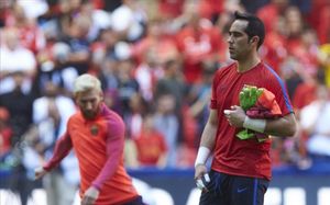 Claudio Bravo se está planteando poner punto y final a su carrera en el FC Barcelona Claudio Bravo se está planteando poner punto y final a su carrera en el FC Barcelona