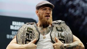 McGregor muestra sus títulos mundiales McGregor muestra sus títulos mundiales