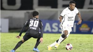 Jemerson presionado por el exjugador del Barça B Vitinho Jemerson presionado por el exjugador del Barça B Vitinho
