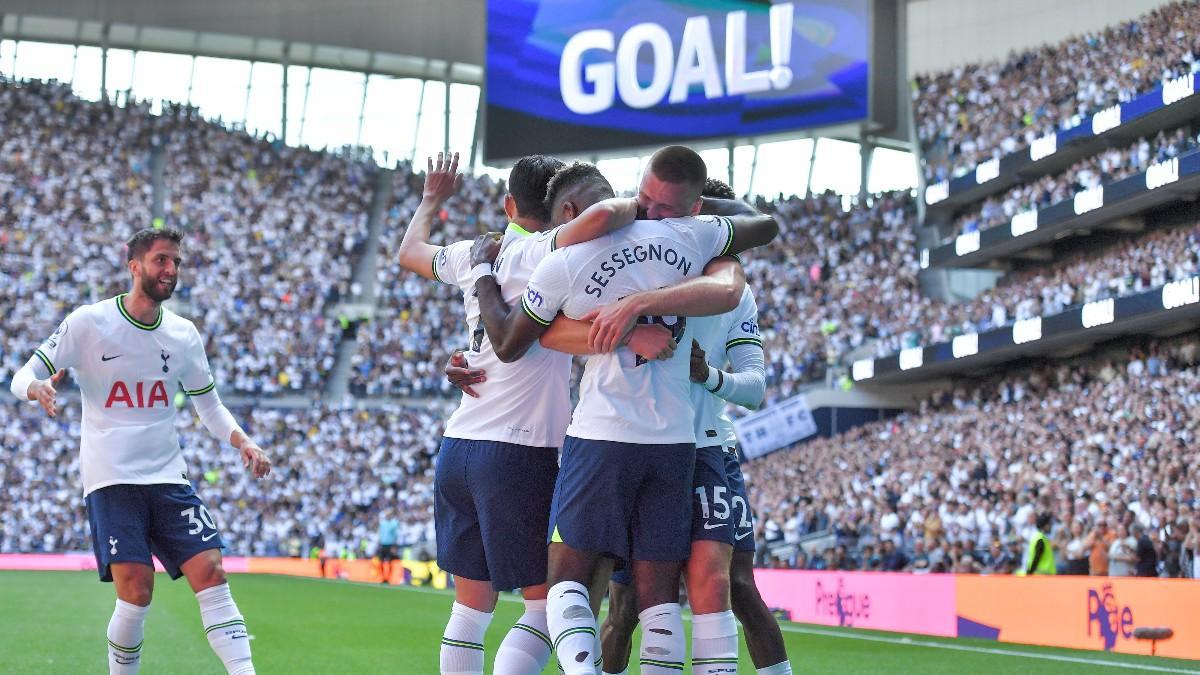 Los jugadores del Tottenham celebran el gol de Sessegnon
