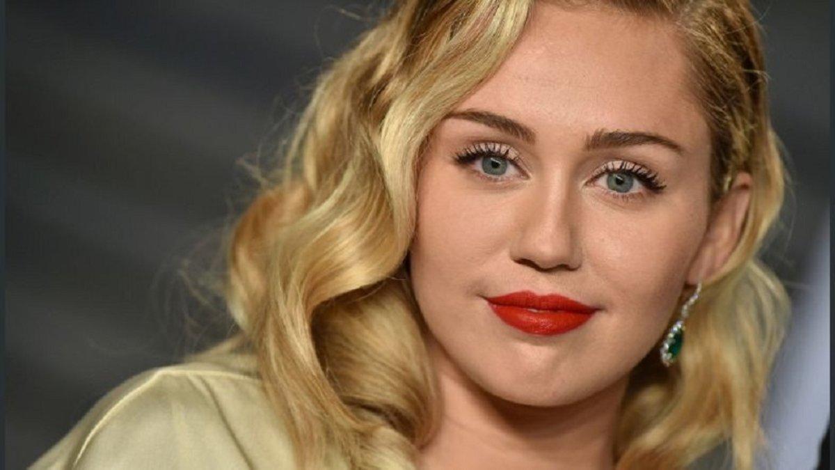 La contundente opinión de Miley Cyrus ante el compromiso de su padre con  una mujer más joven que ella