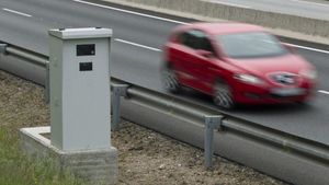 El margen de error de los radares fijos es de 5 km/h o del 5% según la velocidad de la vía. El margen de error de los radares fijos es de 5 km/h o del 5% según la velocidad de la vía.