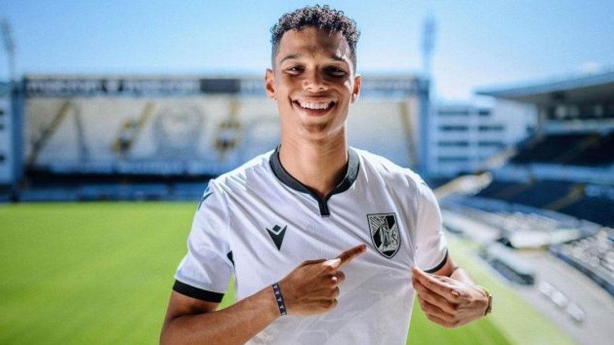 Etienne Etoo, en su presentación con el Guimaraes Etienne Etoo, en su presentación con el Guimaraes