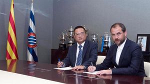 Perarnau, estampando su firma junto a Chen Yansheng Perarnau, estampando su firma junto a Chen Yansheng