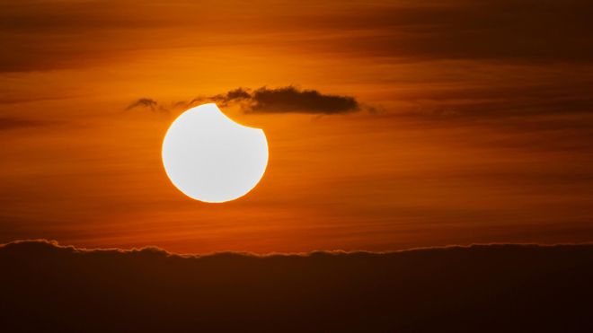 Eclipse solar parcial: hora y cómo se podrá ver desde España este fenómeno astronómico Eclipse solar parcial: hora y cómo se podrá ver desde España este fenómeno astronómico
