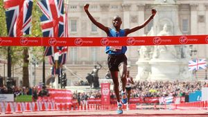 Wanjiru alza los brazos delante del Palacio de Buckingham Wanjiru alza los brazos delante del Palacio de Buckingham