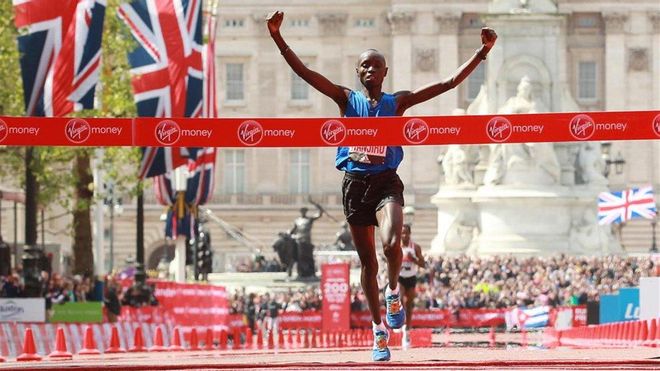 Wanjiru alza los brazos delante del Palacio de Buckingham Wanjiru alza los brazos delante del Palacio de Buckingham