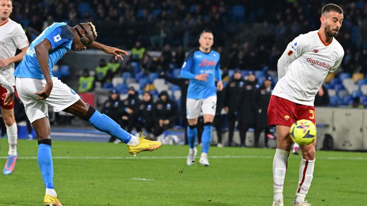 Victor Osimhen, del Nápoles, dispara ante la oposición del romanista Leonardo Spinazzola Victor Osimhen, del Nápoles, dispara ante la oposición del romanista Leonardo Spinazzola