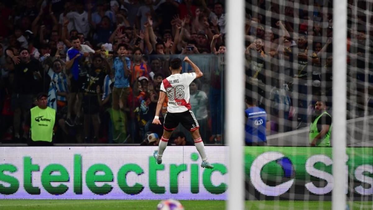 Solari, del River, celebra un tanto Solari, del River, celebra un tanto