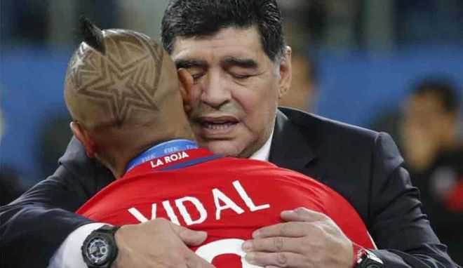 Maradona consoló a Arturo Vidal Maradona consoló a Arturo Vidal