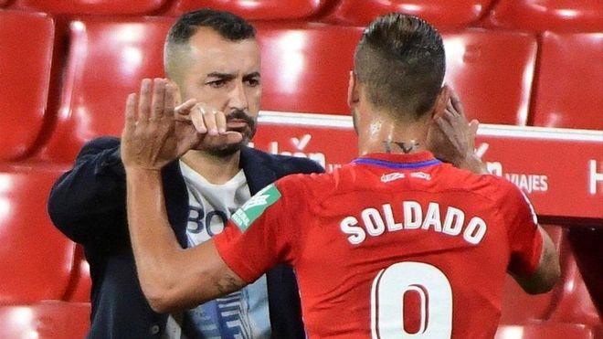 Diego Martínez saluda a Soldado tras el último duelo de la fase previa Diego Martínez saluda a Soldado tras el último duelo de la fase previa