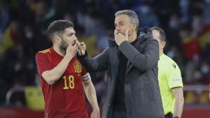 Luis Enrique conversa con Jordi Alba durante el España - Albania