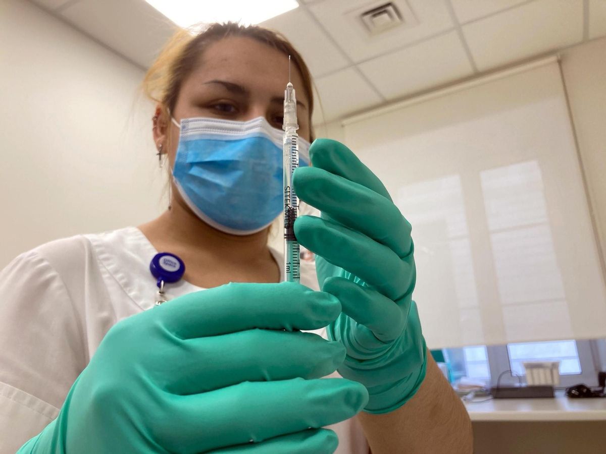Archivo - Una enfermera prepara una vacuna contra el coronavirus en Rusia Archivo - Una enfermera prepara una vacuna contra el coronavirus en Rusia