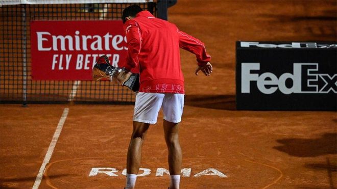 Djokovic celebrando su triunfo en el Foro Itálico Djokovic celebrando su triunfo en el Foro Itálico