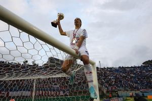 El jugador del Nacional Thiago Vecino levanta el trofeo de campeón de fútbol uruguayo tras vencer en la final al Peñarol en Montevideo (Uruguay). El jugador del Nacional Thiago Vecino levanta el trofeo de campeón de fútbol uruguayo tras vencer en la final al Peñarol en Montevideo (Uruguay).