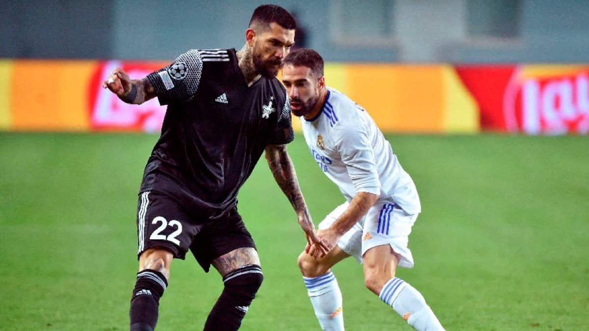 Carvajal defendiendo a un jugador del Sheriff Carvajal defendiendo a un jugador del Sheriff