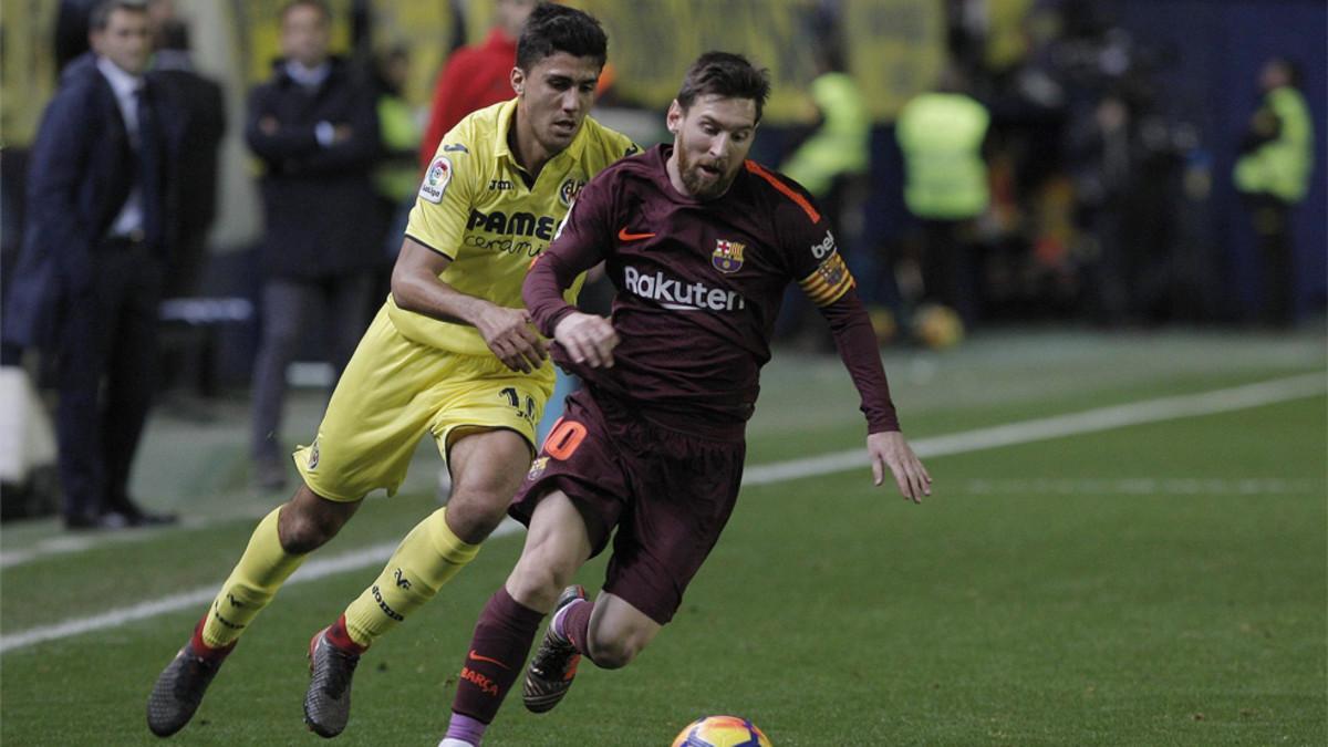 Rodri persigue a Leo Messi durante el Villarreal - Barça de la Liga 2017/18