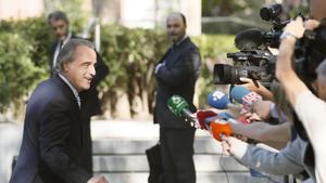Pau Molins, abogado de Sandro Rosell, atiende a los medios de comunicación a la entrada de la Audiencia Nacional