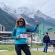 La corredora zaragozana Elena Sanz muestra su dorsal hace unas semanas en Chamonix antes de correr la UTMB