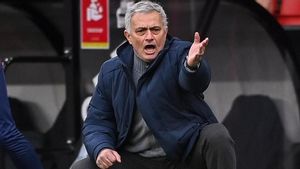 Mourinho dirigiendo al Tottenham frente al Sheffield Mourinho dirigiendo al Tottenham frente al Sheffield