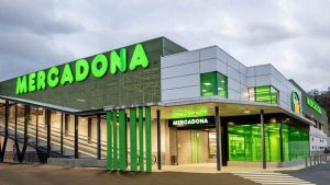 El truco que ofrece Mercadona para mantener la distancia de seguridad en caja El truco que ofrece Mercadona para mantener la distancia de seguridad en caja