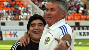 El holandés Guus Hiddink, seleccionador ruso, da un abrazo al seleccionador argentino Diego Maradona, antes de celebrarse el partido amistoso entre Rusia y Argentina, 12 de agosto de 2009 El holandés Guus Hiddink, seleccionador ruso, da un abrazo al seleccionador argentino Diego Maradona, antes de celebrarse el partido amistoso entre Rusia y Argentina, 12 de agosto de 2009