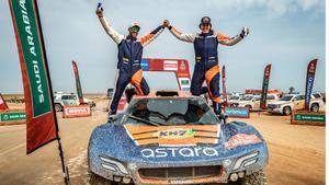 Laia Sanz y su copiloto Maurizio Gerini, en la meta del Dakar en Dammam