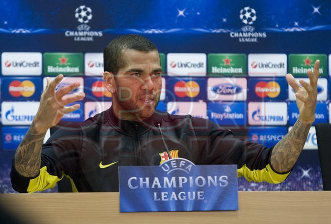 Fotos | Rueda De Prensa De Dani Alves Y Tata Martino