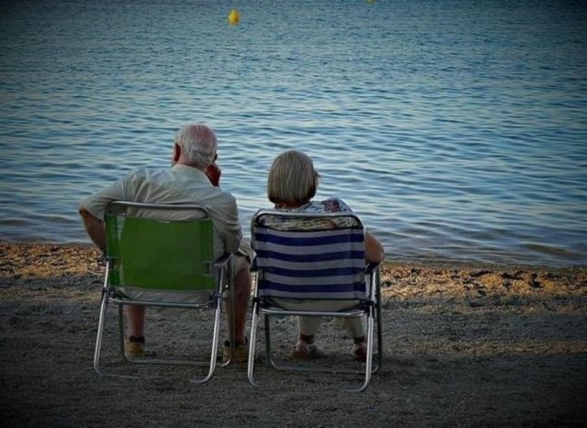 Archivo - Una pareja de mayores junto al mar.