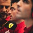 Sainz, atento al monitor de tiempos, en el box de Ferrari en Suzuka